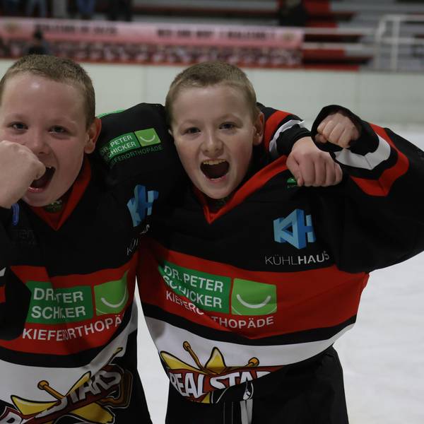 Finn und Florian Wolf aus Satzvey jubeln nach einem Sieg mit hoch gereckter Faust.
