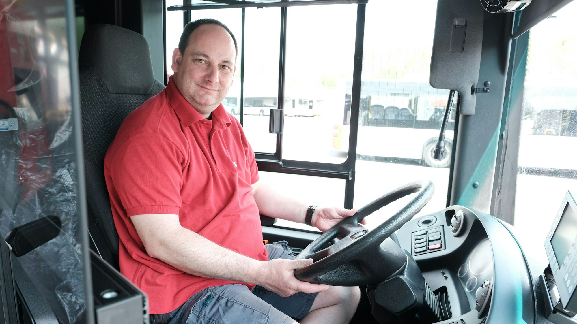 Thomas Annas sitzt am Steuer eines Busses.