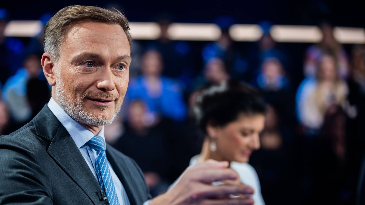 06.02.2025, Berlin: Christian Lindner, Bundesvorsitzender der FDP und Spitzenkandidat seiner Partei, unterhält neben Sahra Wagenknecht, BSW-Bundesvorsitzende und Kanzlerkandidatin ihrer Partei, sich vor der ZDF-Livesendung «Schlagabtausch» mit Spitzenpolitikern der kleineren Parteien im Studio. Foto: Christoph Soeder/dpa +++ dpa-Bildfunk +++