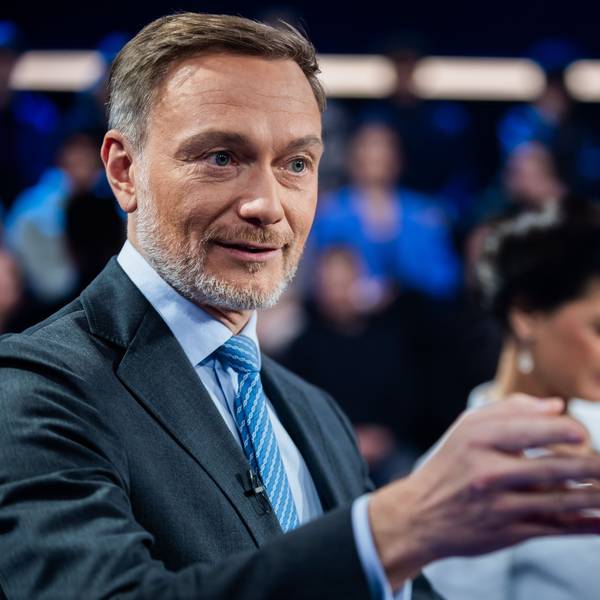 06.02.2025, Berlin: Christian Lindner, Bundesvorsitzender der FDP und Spitzenkandidat seiner Partei, unterhält neben Sahra Wagenknecht, BSW-Bundesvorsitzende und Kanzlerkandidatin ihrer Partei, sich vor der ZDF-Livesendung «Schlagabtausch» mit Spitzenpolitikern der kleineren Parteien im Studio. Foto: Christoph Soeder/dpa +++ dpa-Bildfunk +++