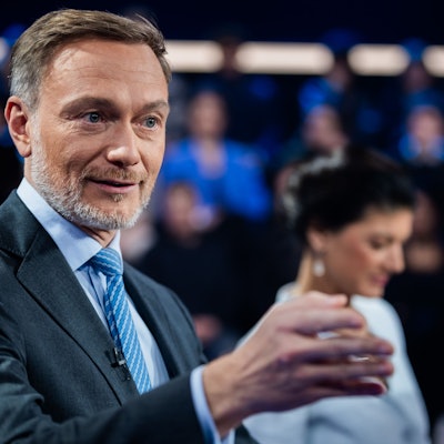 06.02.2025, Berlin: Christian Lindner, Bundesvorsitzender der FDP und Spitzenkandidat seiner Partei, unterhält neben Sahra Wagenknecht, BSW-Bundesvorsitzende und Kanzlerkandidatin ihrer Partei, sich vor der ZDF-Livesendung «Schlagabtausch» mit Spitzenpolitikern der kleineren Parteien im Studio. Foto: Christoph Soeder/dpa +++ dpa-Bildfunk +++
