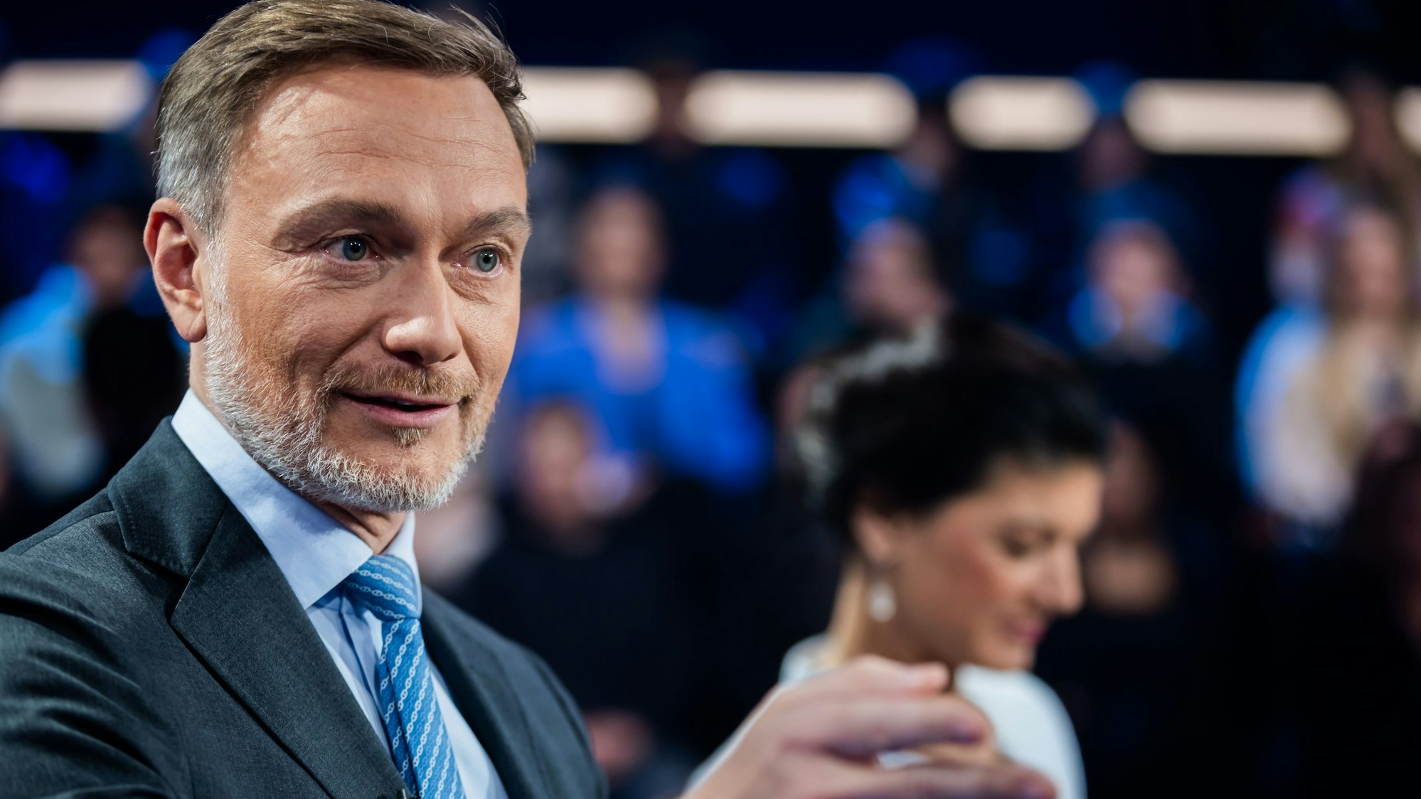 06.02.2025, Berlin: Christian Lindner, Bundesvorsitzender der FDP und Spitzenkandidat seiner Partei, unterhält neben Sahra Wagenknecht, BSW-Bundesvorsitzende und Kanzlerkandidatin ihrer Partei, sich vor der ZDF-Livesendung «Schlagabtausch» mit Spitzenpolitikern der kleineren Parteien im Studio. Foto: Christoph Soeder/dpa +++ dpa-Bildfunk +++