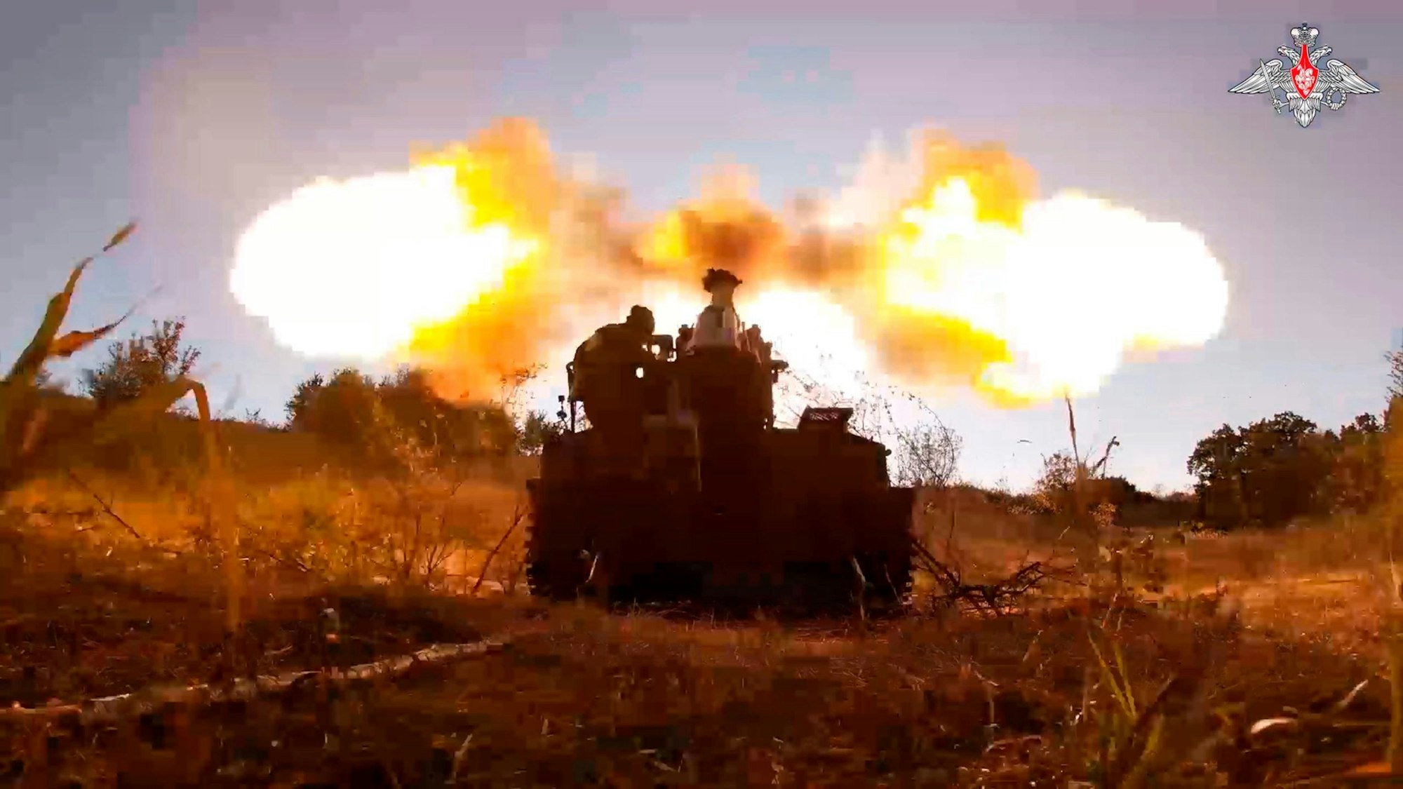 Ein Screenshot aus einem Video des russischen Verteidigungsministeriums soll Gefechte in der Region Kursk zeigen. (Archivbild)