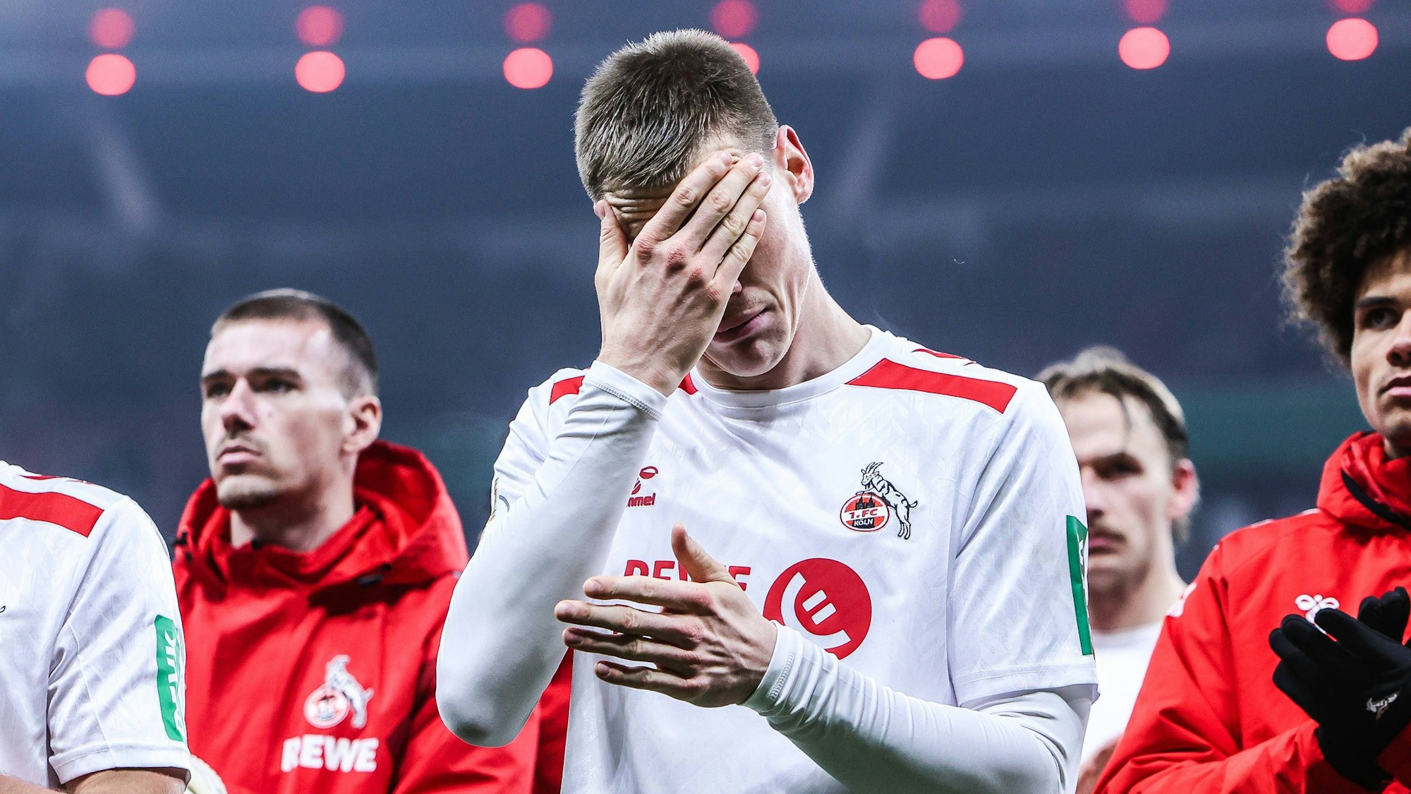 Nach dem Spiel in Leverkusen verabschiedeten sich die FC-Profis enttäuscht von ihren Fans.