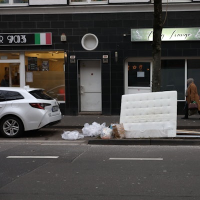 Wilder Müll liegt auf der Kalk-Mülheimer-Straße: Ratsfraktionen schlagen Lösungen unter anderem für mehr Sauberkeit in der Stadt vor (Symbolbild).