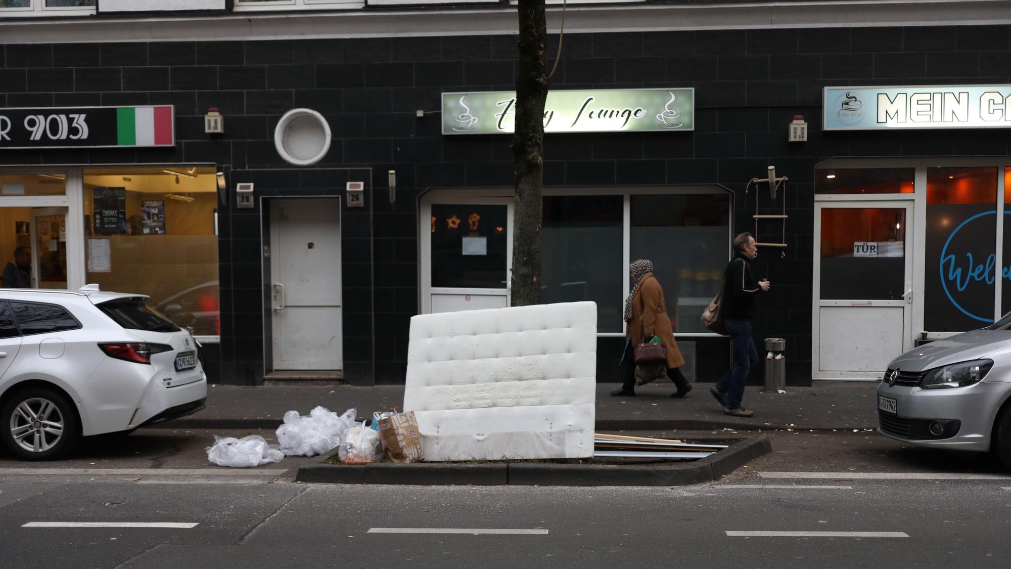 Wilder Müll liegt auf der Kalk-Mülheimer-Straße: Ratsfraktionen schlagen Lösungen unter anderem für mehr Sauberkeit in der Stadt vor (Symbolbild).