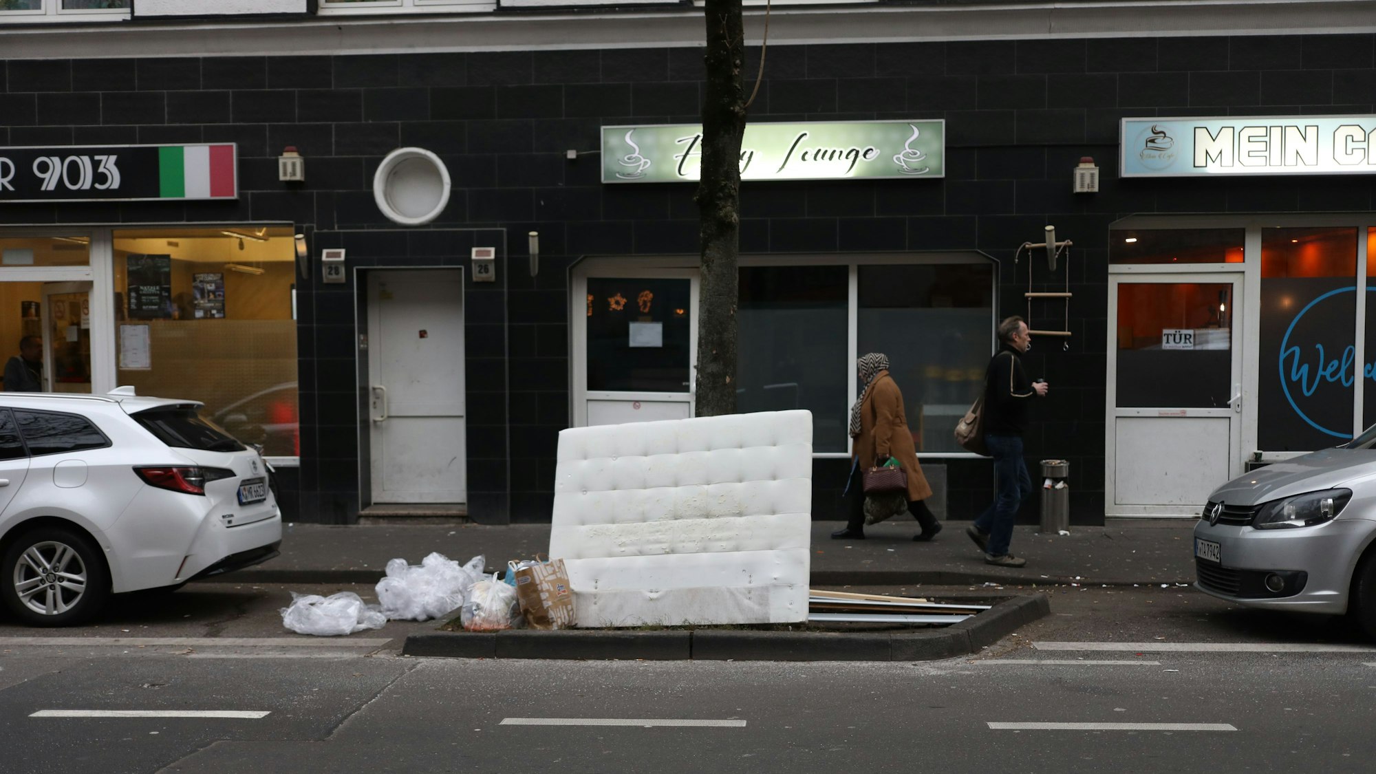 Wilder Müll liegt auf der Kalk-Mülheimer-Straße: Ratsfraktionen schlagen Lösungen unter anderem für mehr Sauberkeit in der Stadt vor (Symbolbild).