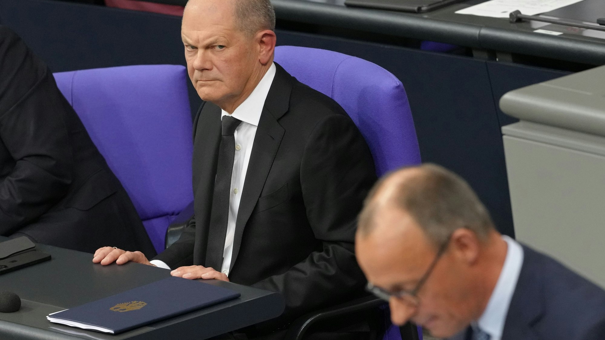 Friedrich Merz (rechts) antwortet im Bundestag auf die Rede von Bundeskanzler Olaf Scholz (hinten).