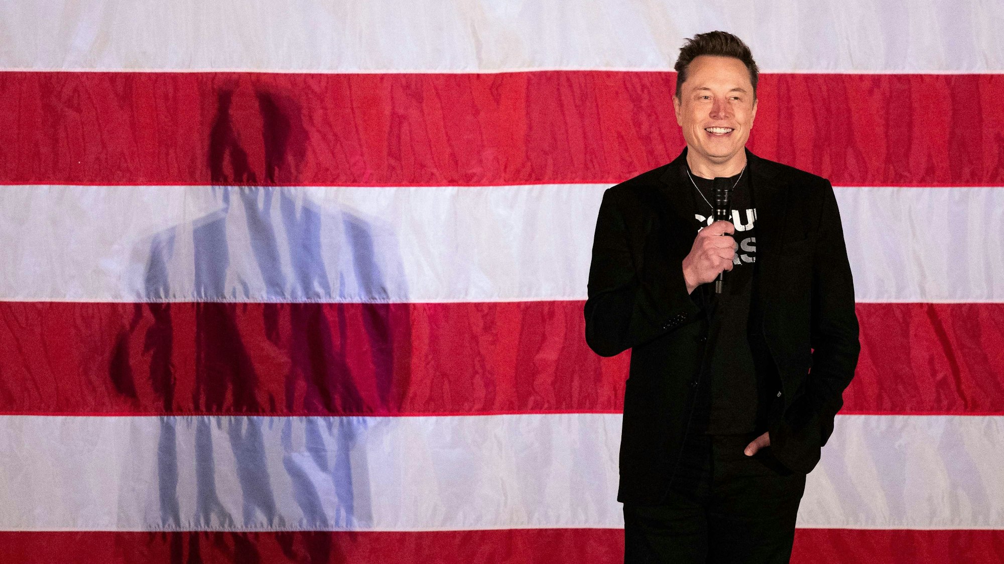 Tech-Milliardär Elon Musk posiert vor einer US-Flagge. (Archivbild)
