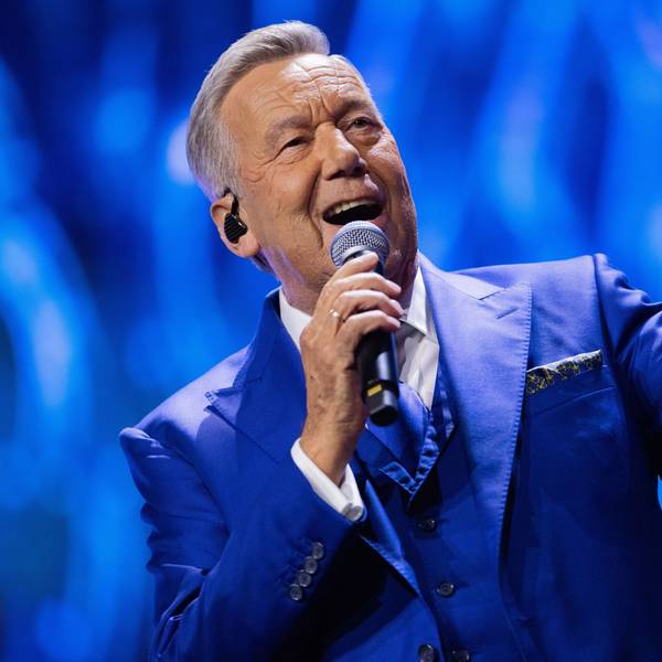 Sänger Roland Kaiser singt auf der Bühne.