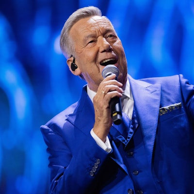 Sänger Roland Kaiser singt auf der Bühne.