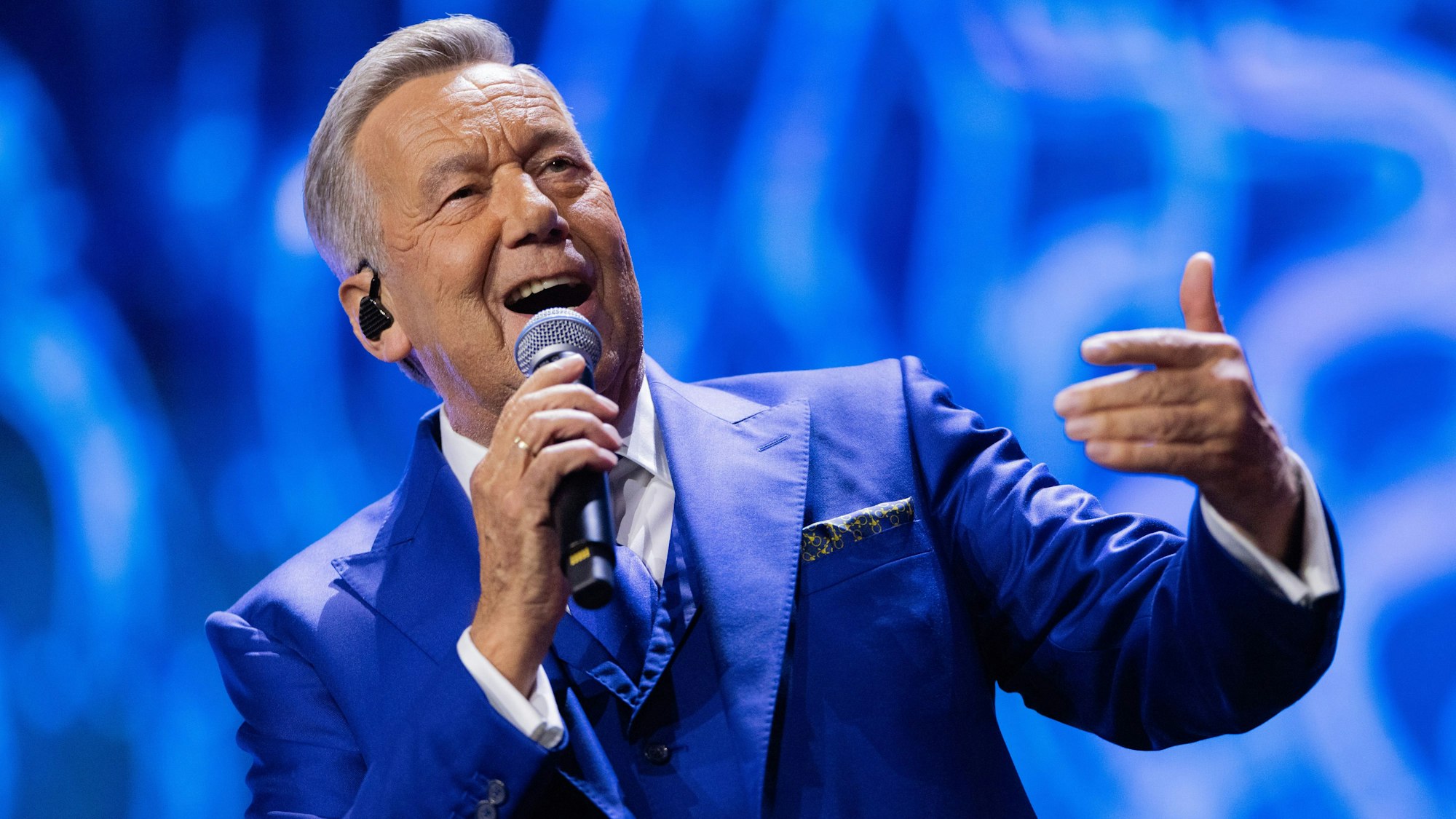 Sänger Roland Kaiser singt auf der Bühne.