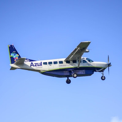 Eine Cessna Caravan in der Luft.