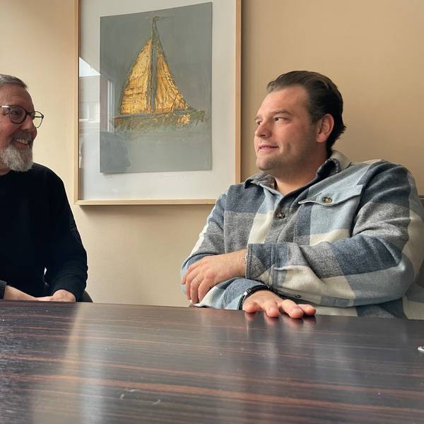 Thomas Helfrich (l.), Chef von Bayer-Kultur, und Fabien Stiens, Organisator der Leverkusener Jazztage, verlängern ihre Zusammenarbeit.
