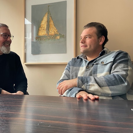 Thomas Helfrich (l.), Chef von Bayer-Kultur, und Fabien Stiens, Organisator der Leverkusener Jazztage, verlängern ihre Zusammenarbeit.