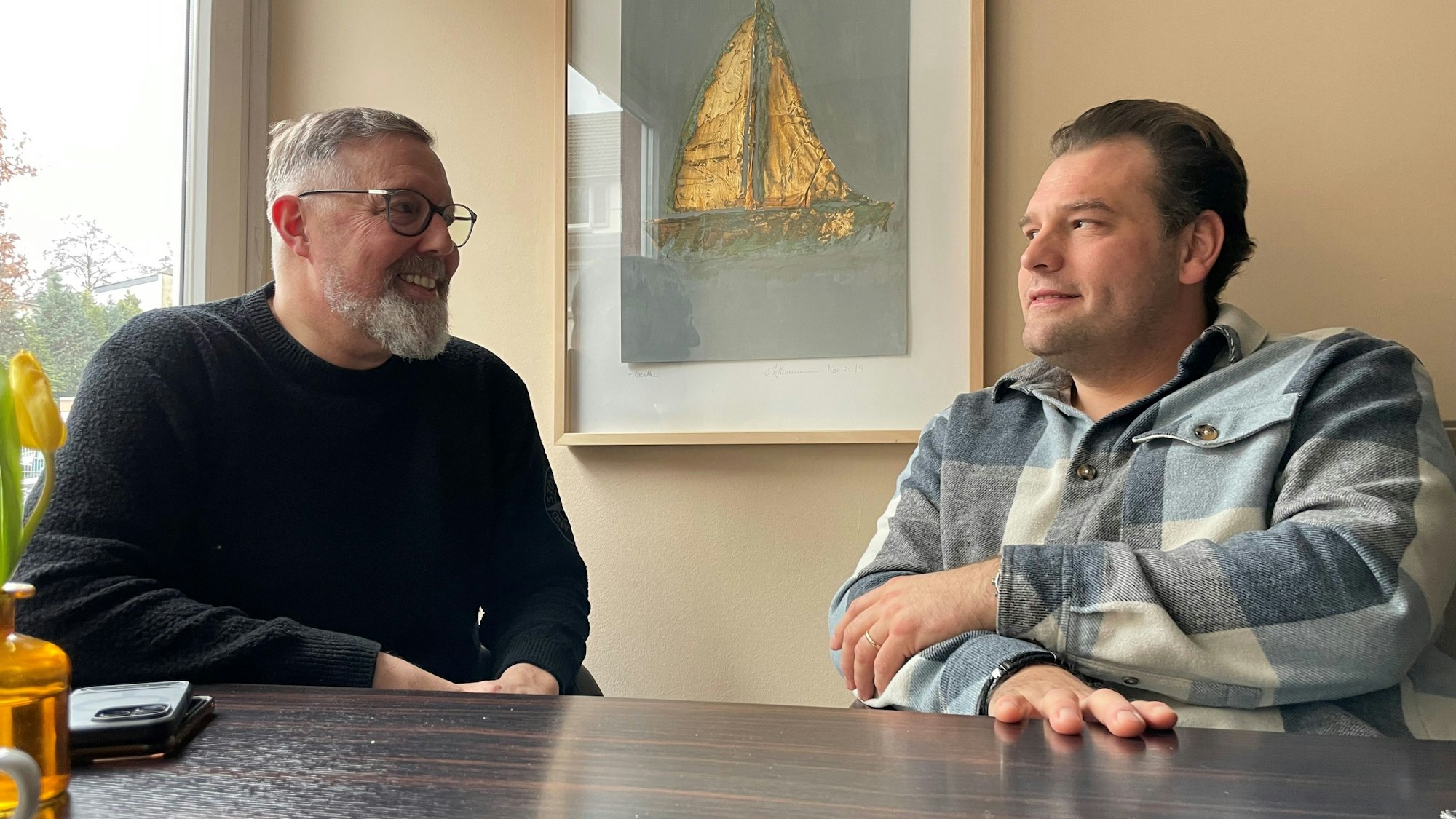 Thomas Helfrich (l.), Chef von Bayer-Kultur, und Fabien Stiens, Organisator der Leverkusener Jazztage, verlängern ihre Zusammenarbeit.