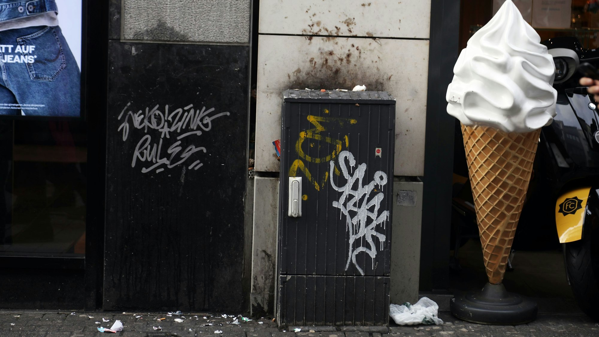 Eine der vielen Ecken der Kölner Innenstadt, in der Müll liegt, hier an der Hohestraße.