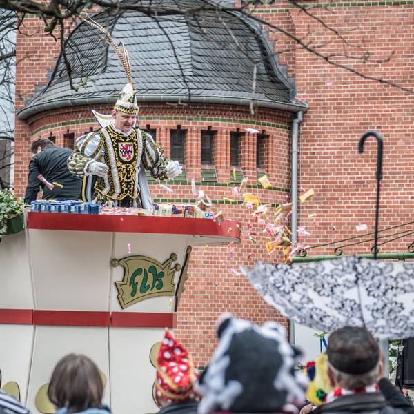 Prinz Mally auf dem Zug in Wiesdorf