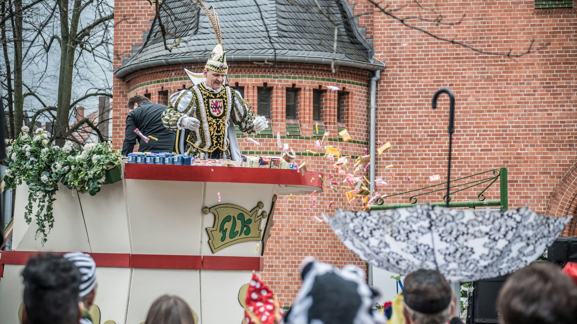 Prinz Mally auf dem Zug in Wiesdorf