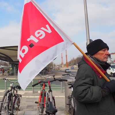 Wanrstreik Verdi ÖPNV und Globaler Klimastreik Parents for Future, Fridays for Future, BUND. Kundgebung am Busbahnhof in Wiesdorf.