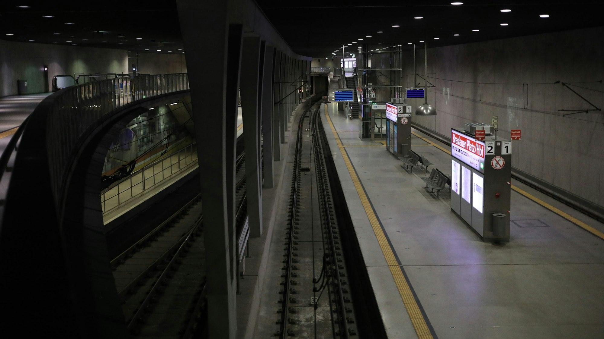 07.02.2025, Köln: Die Infotafel an der U-Bahn Haltestelle Breslauer Platz. Die Gewerkschaft Verdi hat für Freitag, 7. Februar, zu einem ganztägigen ÖPNV-Warnstreik aufgerufen. Aufgerufen sind unter anderem die Mitarbeitenden der KVB. Das bedeutet: Ab 3 Uhr in der Nacht zu Freitag und bis zum Beginn des Betriebstages am Samstag, 8. Februar, fahren keine KVB-Stadtbahnen. Foto: Arton Krasniqi