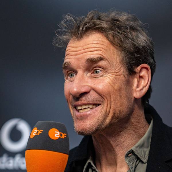 Jens Lehmann spricht ins Mikrofon.