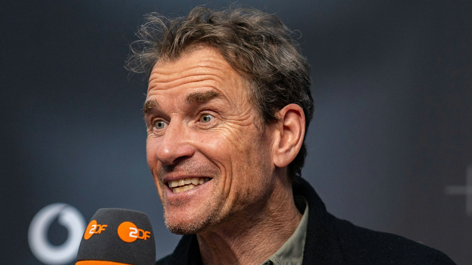 Jens Lehmann spricht ins Mikrofon.
