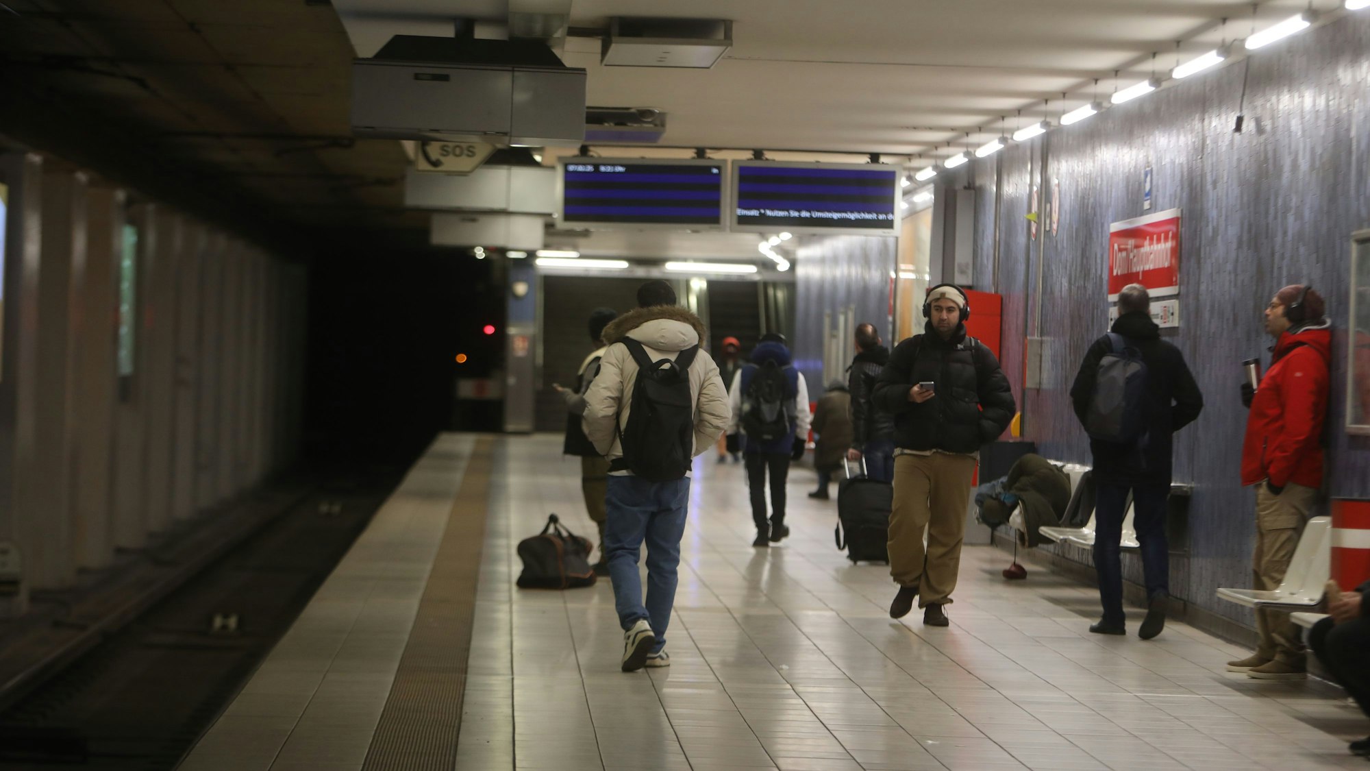 Trotz einiger Hinweise war nicht allen KVB-Kunden der Streik vorab bekannt. Einige warteten am Freitagmorgen vergeblich auf ihre Bahn.