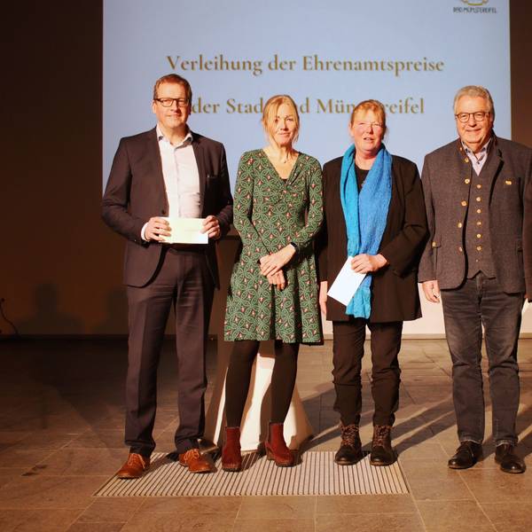 Die Bürgermeisterin posiert mit Vertretern der Vereine, die den Ehrenamtspreis der Stadt Bad Münstereifel erhalten haben.
