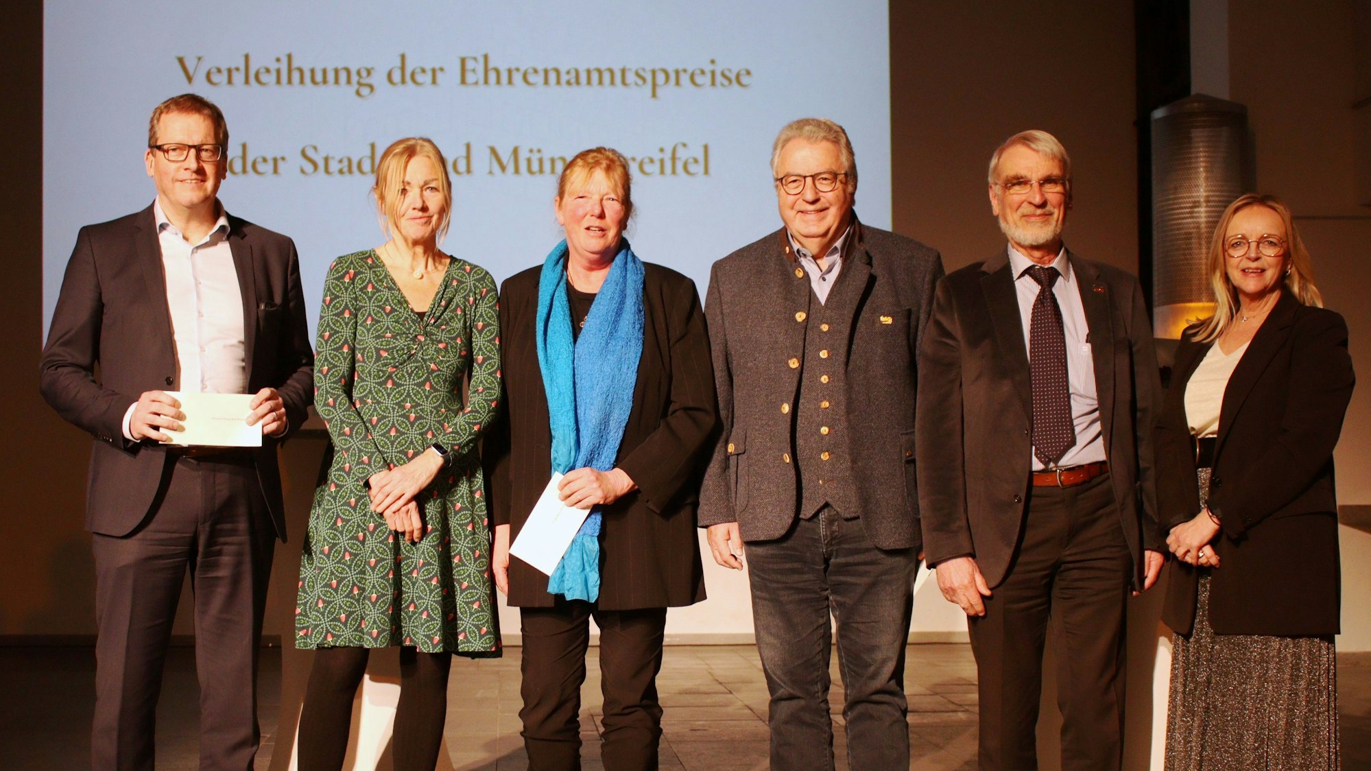 Die Bürgermeisterin posiert mit Vertretern der Vereine, die den Ehrenamtspreis der Stadt Bad Münstereifel erhalten haben.