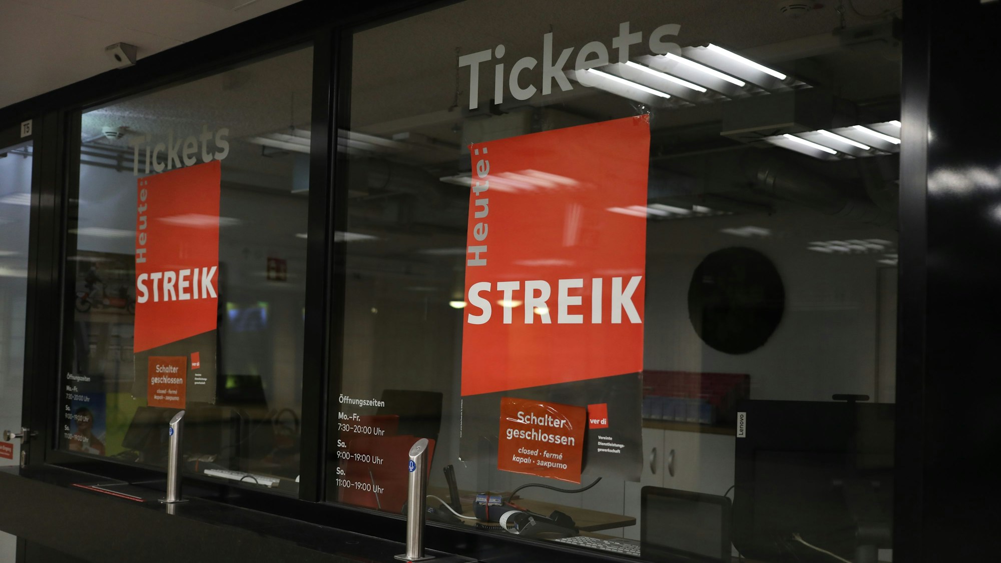 07.02.2025, Köln: Die U-Bahn Haltestelle Hauptbahnhof (HBF). Die Gewerkschaft Verdi hat für Freitag, 7. Februar, zu einem ganztägigen ÖPNV-Warnstreik aufgerufen. Aufgerufen sind unter anderem die Mitarbeitenden der KVB. Das bedeutet: Ab 3 Uhr in der Nacht zu Freitag und bis zum Beginn des Betriebstages am Samstag, 8. Februar, fahren keine KVB-Stadtbahnen. Foto: Arton Krasniqi