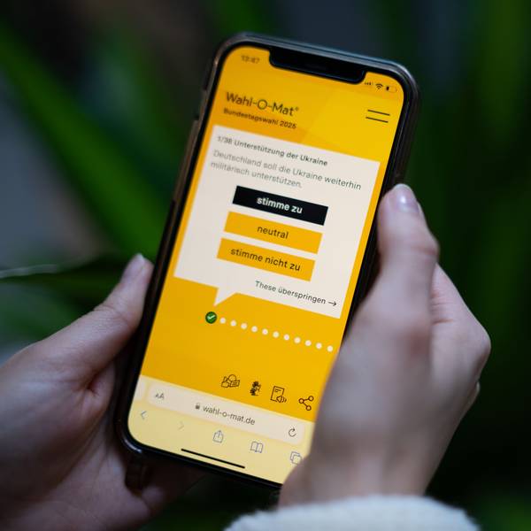 Die Webseite des Wahl-O-Mat zur Bundestagswahl 2025 ist auf einem Smartphone zu sehen (gestellte Szene). Ab sofort ist die Entscheidungshilfe Wahl-O-Mat der Bundeszentrale für politische Bildung (bpb) zur Bundestagswahl am 23. Februar online.