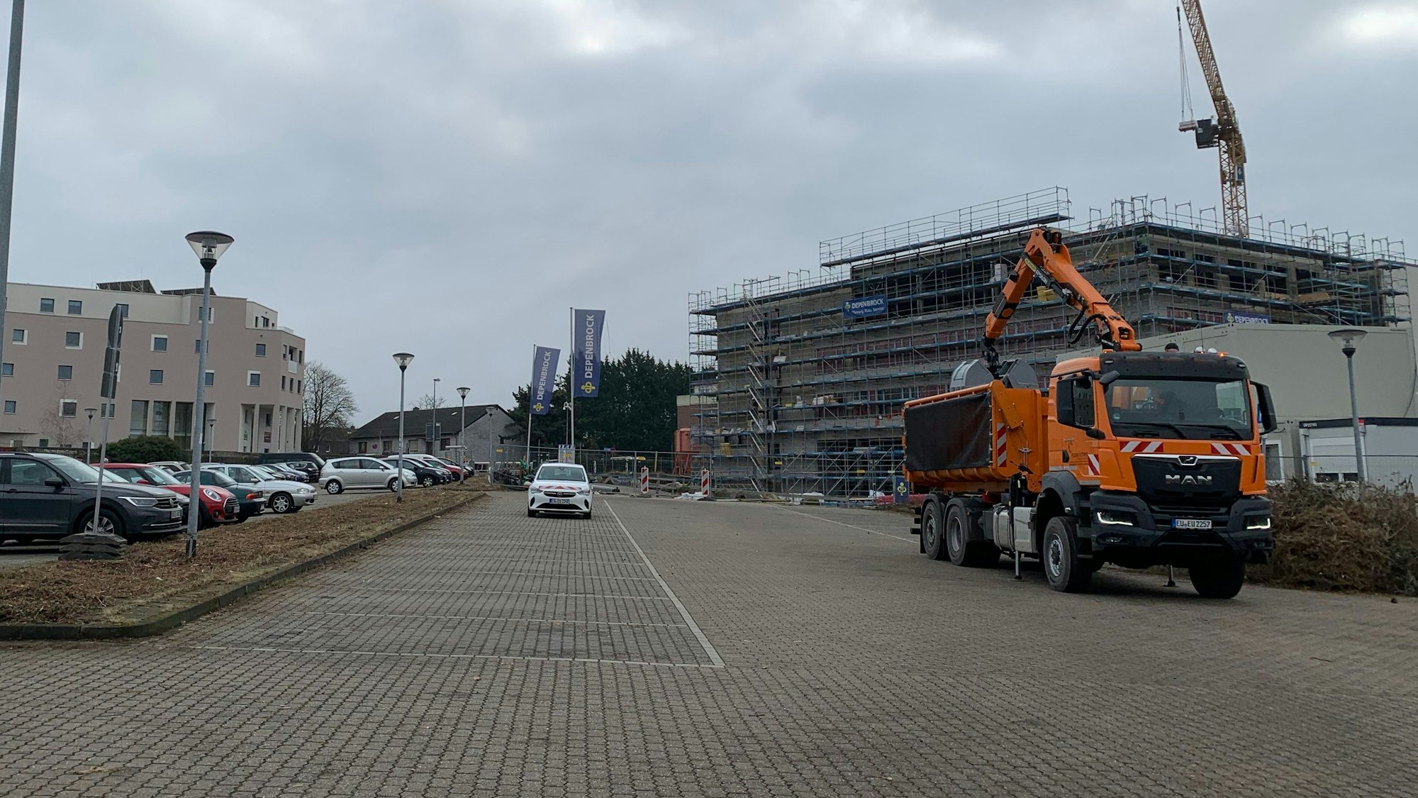 Wegen Rodungsarbeiten steht ein Lastwagen des Bauhofs auf einem abgesperrten Teil des Pendlerparkplatzes am Euskirchener Bahnhof.