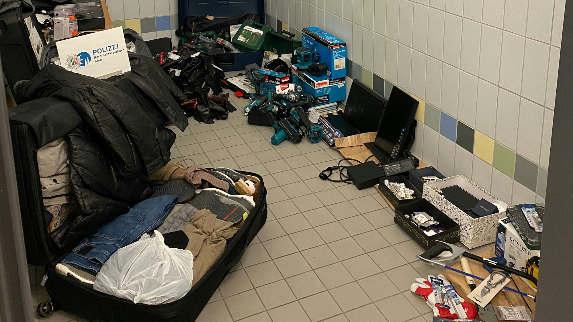 Das Bild zeigt das mutmaßliche Diebesgut des 64-Jährigen in Köln-Porz.
