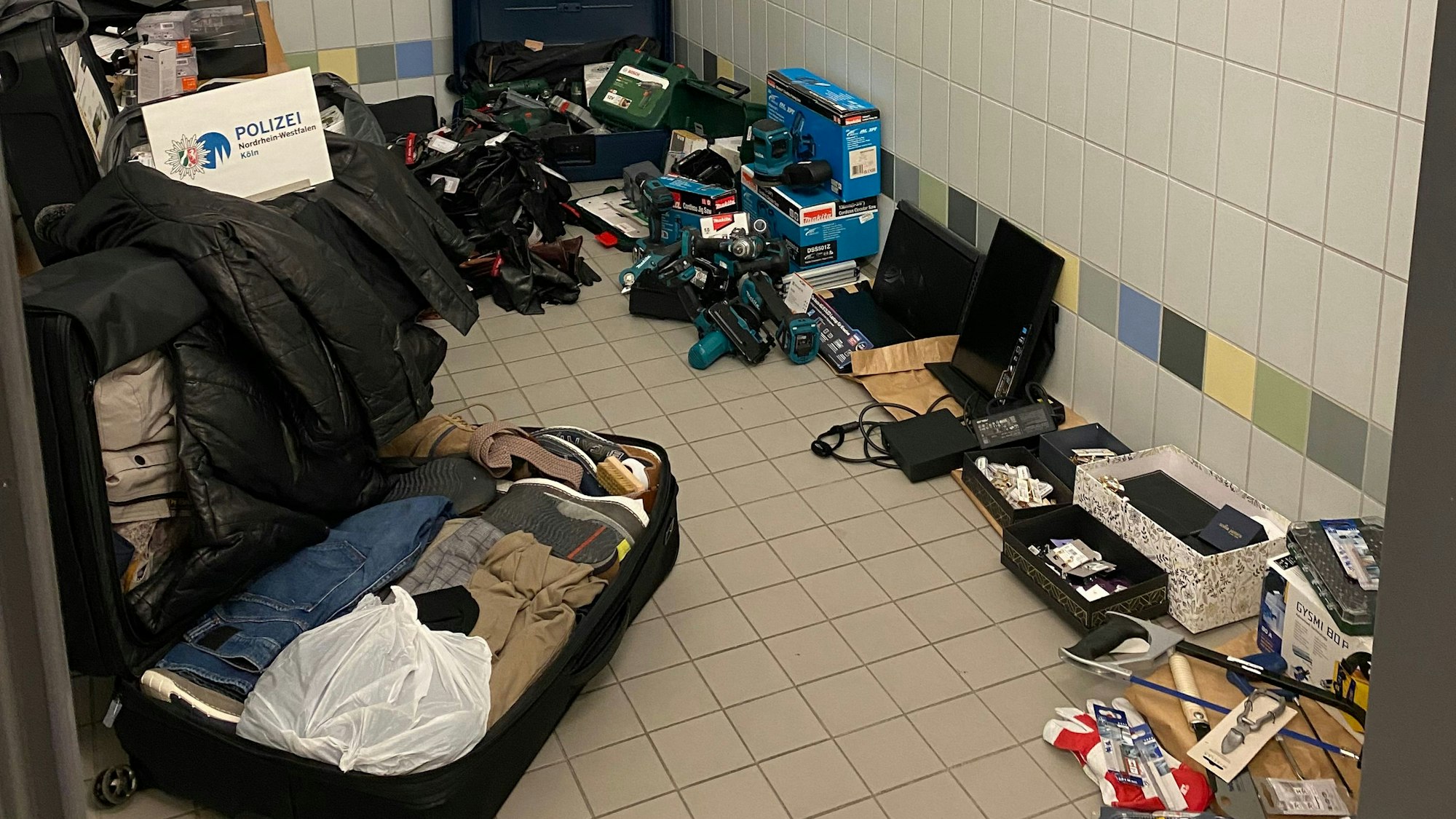 Das Bild zeigt das mutmaßliche Diebesgut des 64-Jährigen in Köln-Porz.