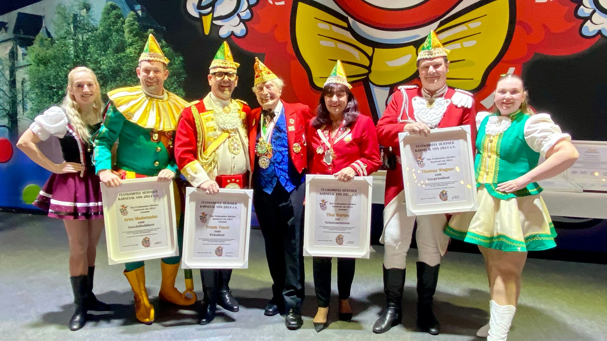 Das Foto zeigt Ludwig Sebus und das Präsidium des Festkomitees mit den Ernennungsurkunden.