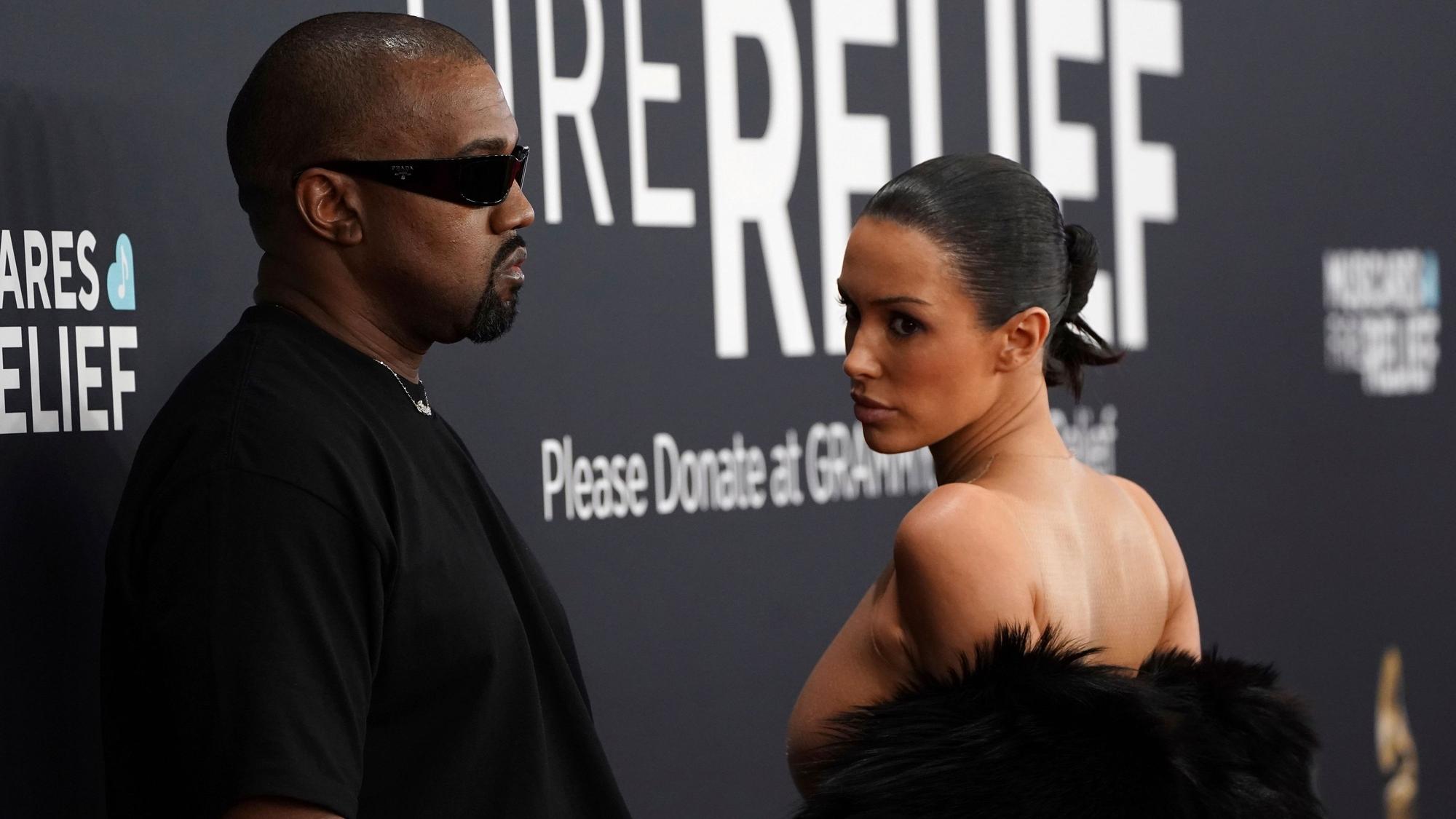 Der Moment, in dem Bianca Censori alle Hüllen fallen ließ auf dem roten Teppich der Grammy-Verleihung.