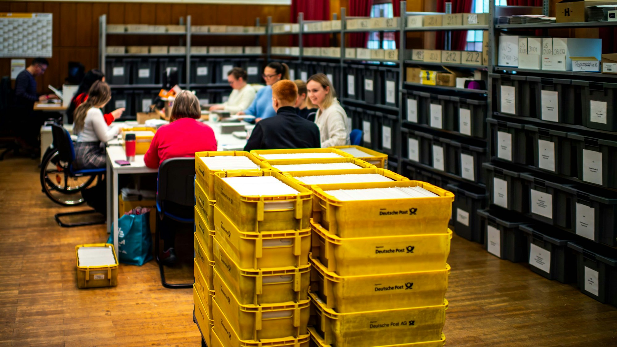 Im Euskirchener Rathaus werden seit Dienstag kräftig Wahlscheine eingepackt und verschickt. Im Rhein-Erft-Kreis dagegen ist man im Hintertreffen.