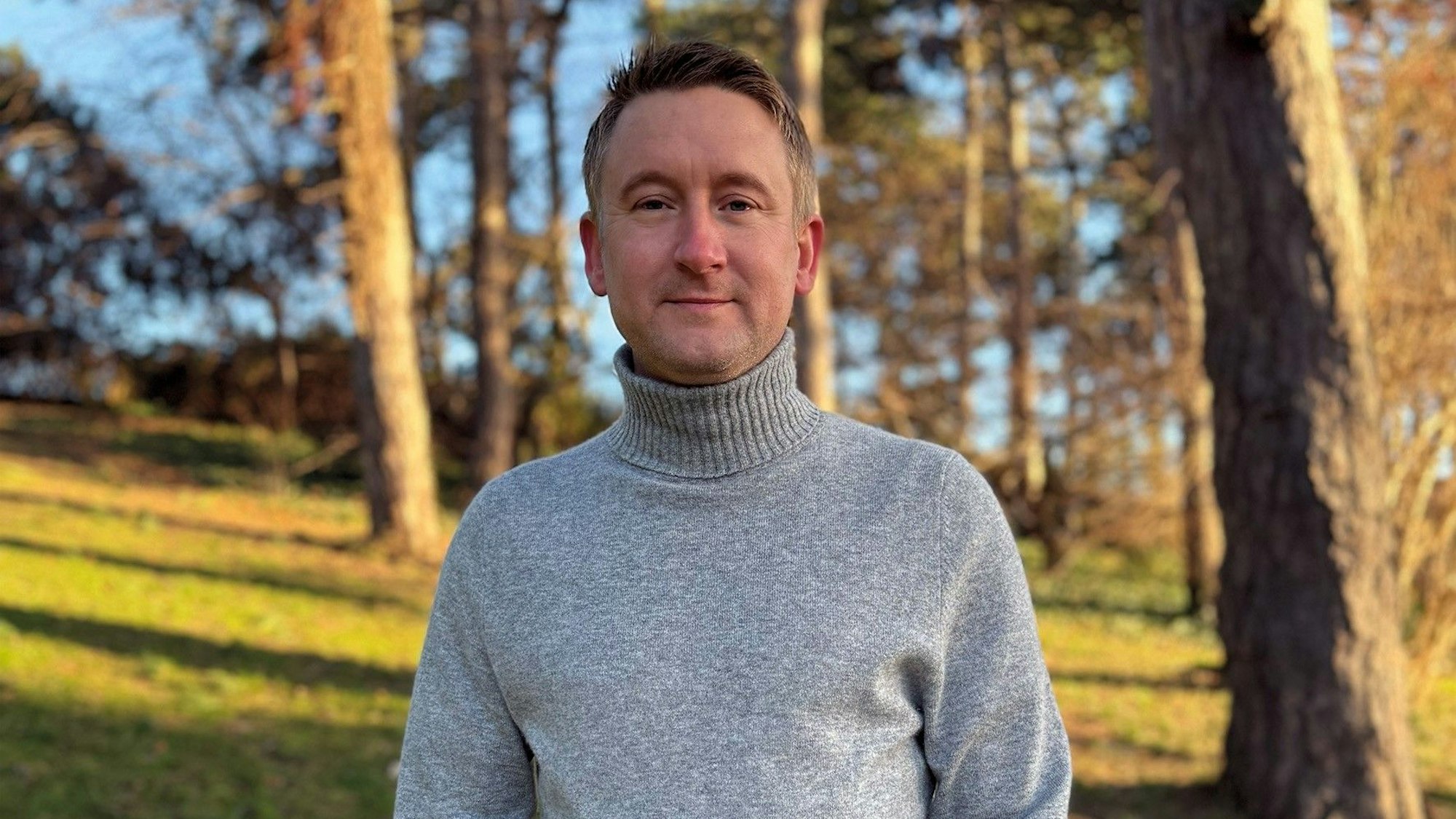 Der Politiker bei einem Spaziergang im Wald.