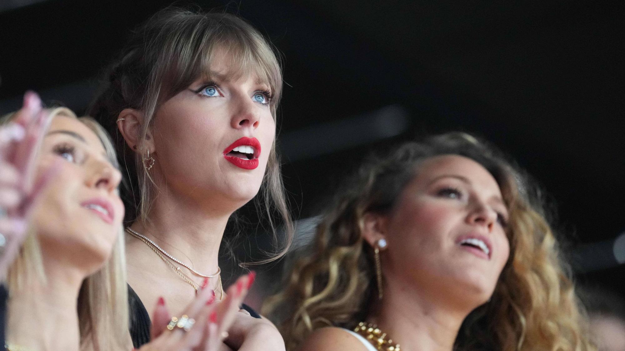 Da war die Welt noch in Ordnung: Taylor Swift und Blake Lively (r.) amüsierten sich beim Super Bowl 2024 in Las Vegas. (Archivfoto)