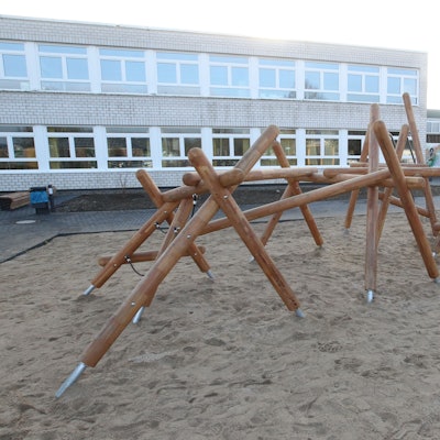 Auf dem Spielplatz gleich hinter der Gesamtschule Neunkirchen gibt es einen Kletterparcours.