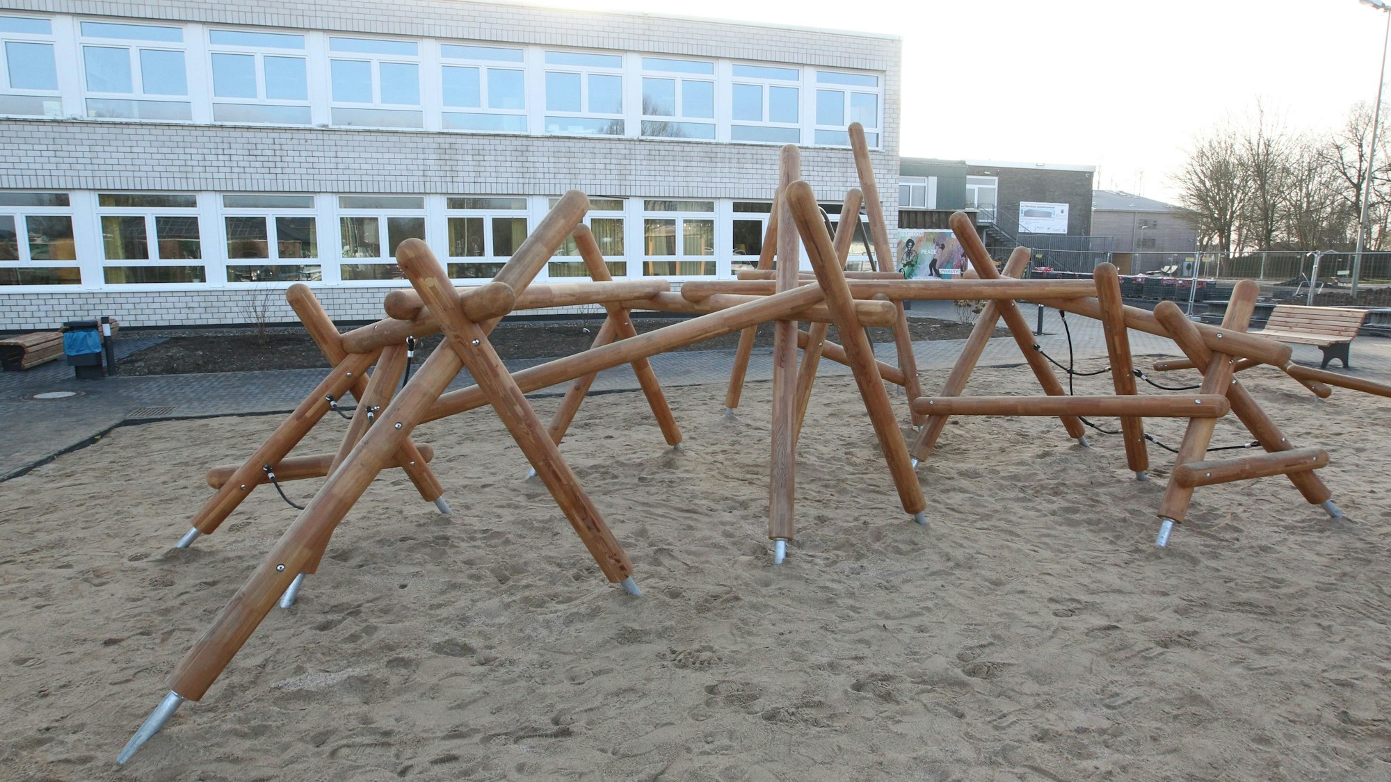 Auf dem Spielplatz gleich hinter der Gesamtschule Neunkirchen gibt es einen Kletterparcours.