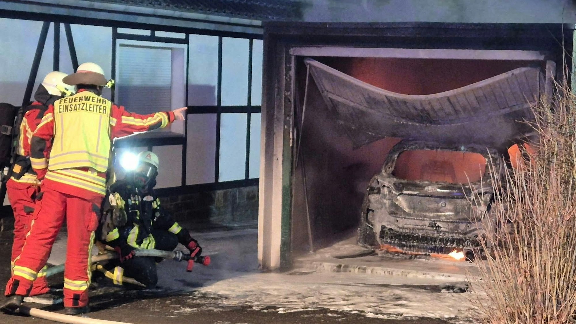 Der Wagen wurde komplett zerstört.