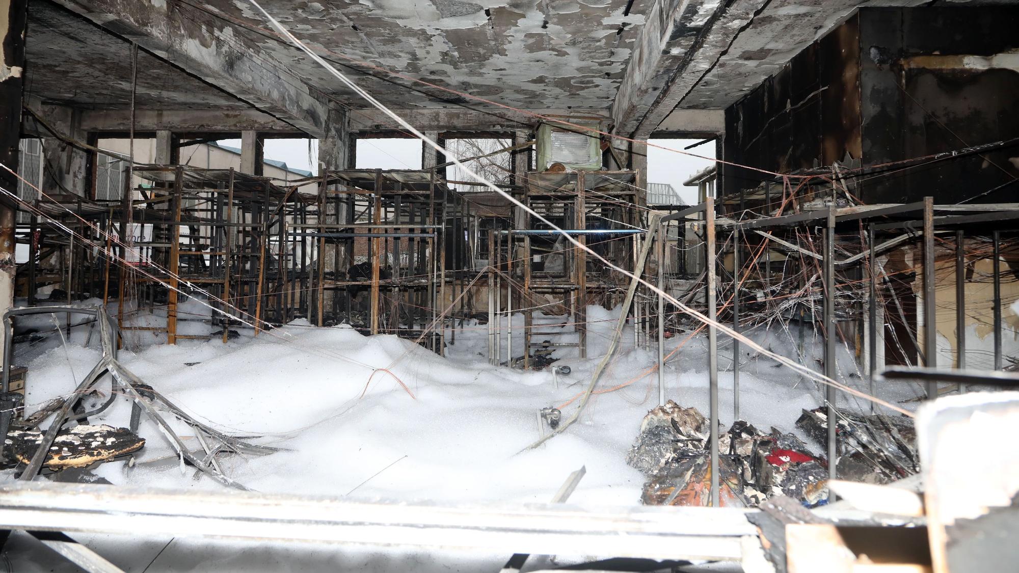 Das Feuer vor drei Wochen (am 19.01.2025) hat tonnenweise Kleidung, Möbel, Spielzeug und weitere Sachspenden der Diakonie in Kalk vernichtet.