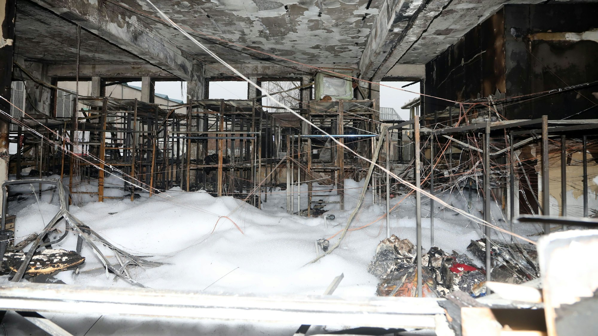 Das Feuer vor drei Wochen (am 19.01.2025) hat tonnenweise Kleidung, Möbel, Spielzeug und weitere Sachspenden der Diakonie in Kalk vernichtet.