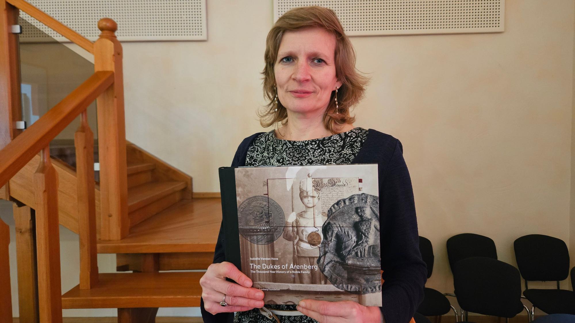Autorin Isabell Vanden Hove präsentiert ihr Buch.
