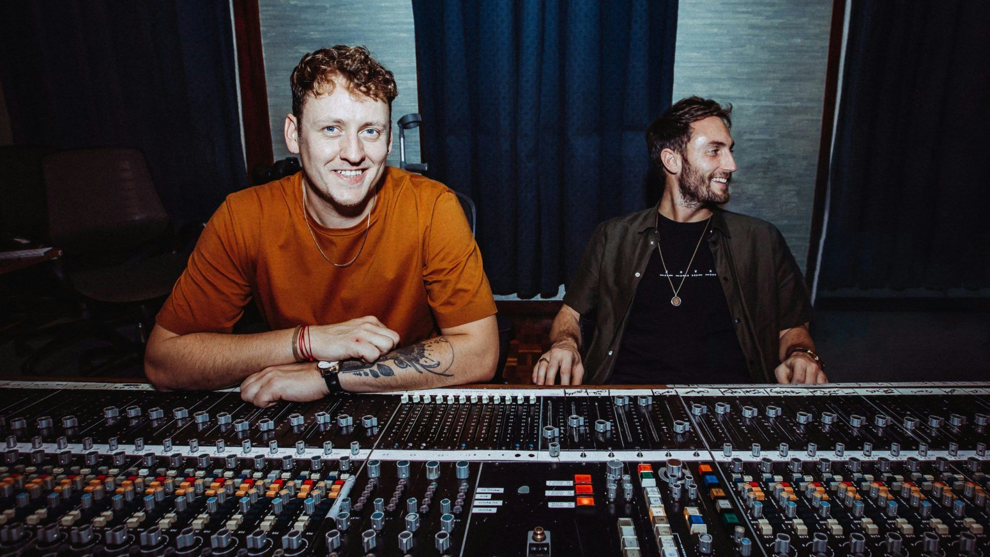 Das britische Elektronik-Duo Maribou State lehnt am Mischpult ihres Studios.