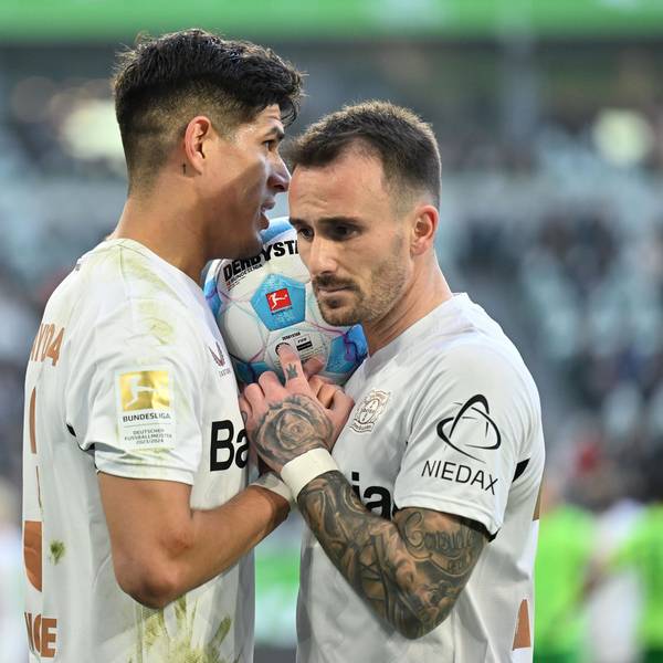 08.02.2025, Niedersachsen, Wolfsburg: Fußball: Bundesliga, VfL Wolfsburg - Bayer Leverkusen, 21. Spieltag, Volkswagen Arena. Leverkusens Aleix García (l) und Leverkusens Piero Hincapié besprechen einen Eckball. Foto: Swen Pförtner/dpa - WICHTIGER HINWEIS: Gemäß den Vorgaben der DFL Deutsche Fußball Liga bzw. des DFB Deutscher Fußball-Bund ist es untersagt, in dem Stadion und/oder vom Spiel angefertigte Fotoaufnahmen in Form von Sequenzbildern und/oder videoähnlichen Fotostrecken zu verwerten bzw. verwerten zu lassen. +++ dpa-Bildfunk +++