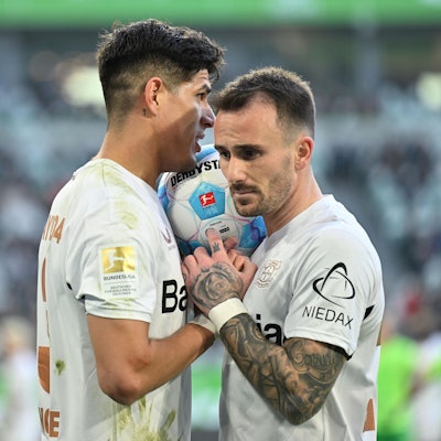 08.02.2025, Niedersachsen, Wolfsburg: Fußball: Bundesliga, VfL Wolfsburg - Bayer Leverkusen, 21. Spieltag, Volkswagen Arena. Leverkusens Aleix García (l) und Leverkusens Piero Hincapié besprechen einen Eckball. Foto: Swen Pförtner/dpa - WICHTIGER HINWEIS: Gemäß den Vorgaben der DFL Deutsche Fußball Liga bzw. des DFB Deutscher Fußball-Bund ist es untersagt, in dem Stadion und/oder vom Spiel angefertigte Fotoaufnahmen in Form von Sequenzbildern und/oder videoähnlichen Fotostrecken zu verwerten bzw. verwerten zu lassen. +++ dpa-Bildfunk +++