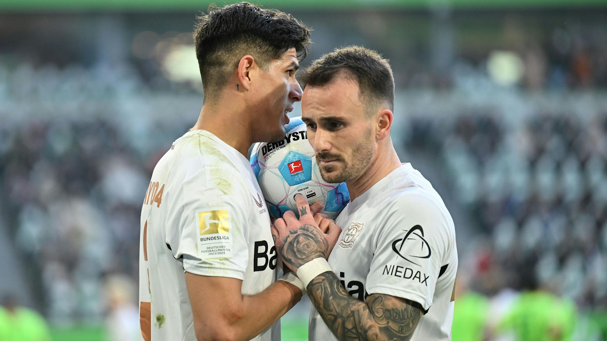 08.02.2025, Niedersachsen, Wolfsburg: Fußball: Bundesliga, VfL Wolfsburg - Bayer Leverkusen, 21. Spieltag, Volkswagen Arena. Leverkusens Aleix García (l) und Leverkusens Piero Hincapié besprechen einen Eckball. Foto: Swen Pförtner/dpa - WICHTIGER HINWEIS: Gemäß den Vorgaben der DFL Deutsche Fußball Liga bzw. des DFB Deutscher Fußball-Bund ist es untersagt, in dem Stadion und/oder vom Spiel angefertigte Fotoaufnahmen in Form von Sequenzbildern und/oder videoähnlichen Fotostrecken zu verwerten bzw. verwerten zu lassen. +++ dpa-Bildfunk +++